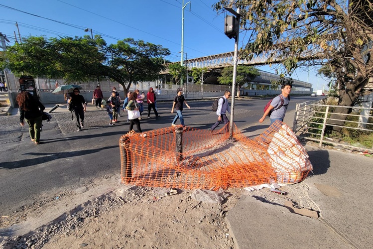 EN ZONA COMPLICADA. El agujero está entre las avenidas Los Ahuehuetes y Colón, en Guadalajara. (Foto: Michelle Vázquez) 